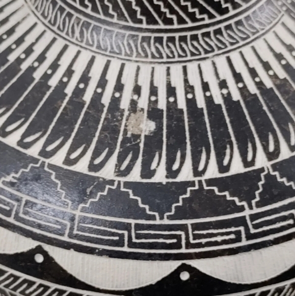 Beautiful Navajo Pottery Etched Seed Pot by Myron Charley With Inlaid Turquoise - Picture 12 of 12